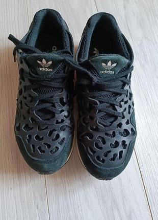 Оригінальні шкіряні кросівки з перфорацією adidas