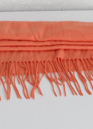 М'який, довгий шарф моркв'яного кольору