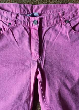 Розовые джинсы из плотной ткани