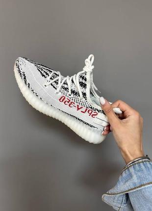 Логокие женке кроссовки зебра adidas yeezy boost 350 v2 « zebra» белые женские кроссовки adidas yeezy boost 350 белые кроссовки адедас извые бусы6 фото