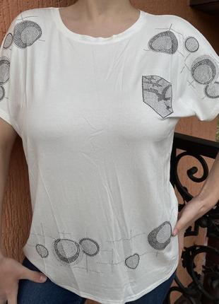 Белая футболка с камушками с молочным оттенком💎💎💎