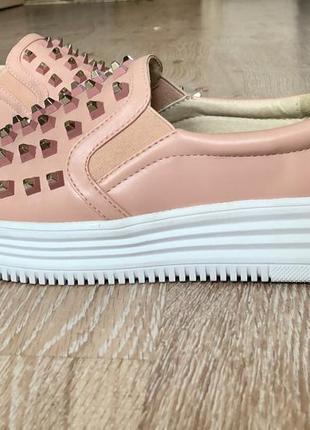 Новые молные женские кеды с шипами.