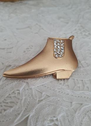 Брошь "сапожек"