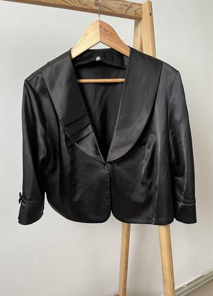 Черный женский атласный пиджак большой размер1 фото