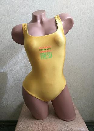 Цельный, сдельный, слитный купальник с открытой спиной. желтый.