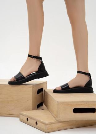 Босоніжки сандалі на платформі з закритою пʼятою шкіряні чорні2 фото