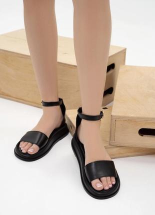 Босоніжки сандалі на платформі з закритою пʼятою шкіряні чорні