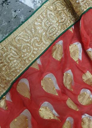 Двухцветное праздничное сари с вышивкой5 фото
