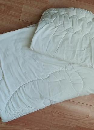 Одеяло, подушечка + 2 набора постельного белья для новорожденных.