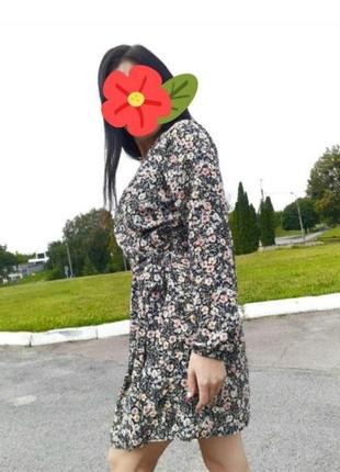 Легкое платье в цветочный принт на запах5 фото