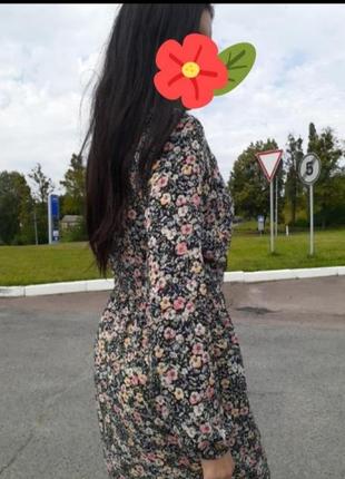 Легкое платье в цветочный принт на запах8 фото