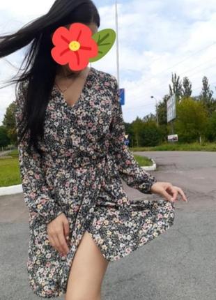 Легкое платье в цветочный принт на запах1 фото