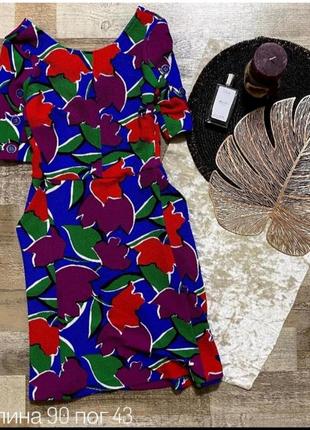 Яркое платье из фактурной ткани украшено пуговицами на рукавах1 фото