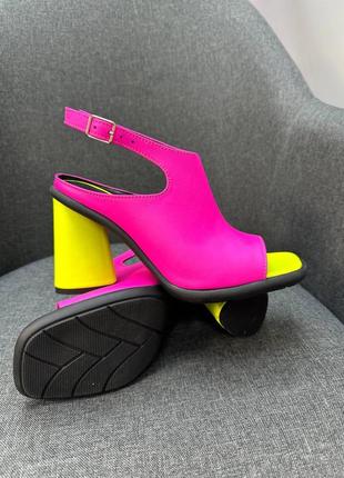 Яркие замшевые босоножки на удобном каблуке г3 фото