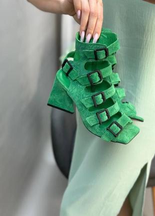 Женские босоножки из натуральной фактурной замши зеленого цвета