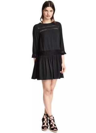 Красивое короткое платье h&m с ажурными вставками.