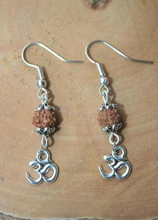 Серьги с рудракшей и звуком вечности ом буддизм этно бохо хиппи
