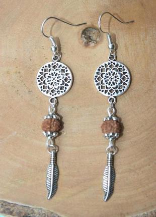 Серьги мандала с пером и рудракша буддизм этно бохо хиппи