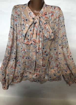 Красивая блуза с бантом