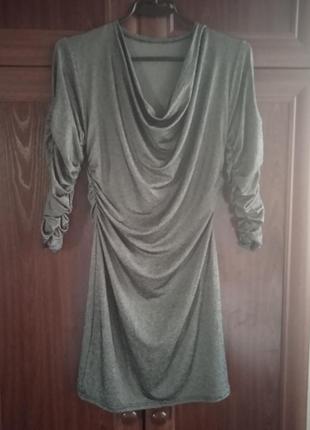 Темно-серое вискозное трикотажное драпированное короткое платье стрейч футляр1 фото