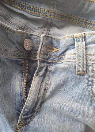 Голубые рваные зауженные джинсы с замочками внизу zara6 фото