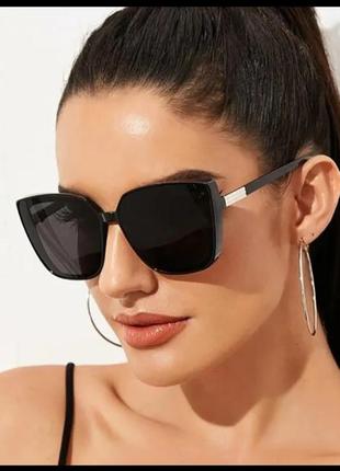 Окуляри у стилі chanel.