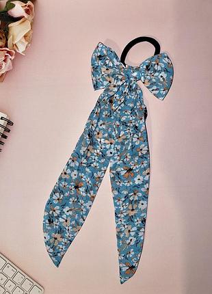 Резинка для волос твилли с бантом голубая в цветочек