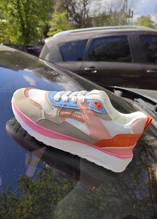 Стильные кроссовки на платформе