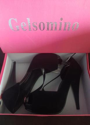 Босоніжки нові 35р-23см устілка