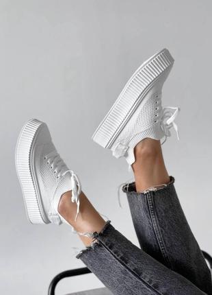 Білі текстильні кросівки в сіточку,  на шнурівку 
платформа: 4,5 см
висота: 4 см ( до п'ятки ) 
на середню ніжку