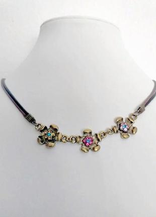 Колье на кожаных шнурах с тремя цветками и хрустальными стразами