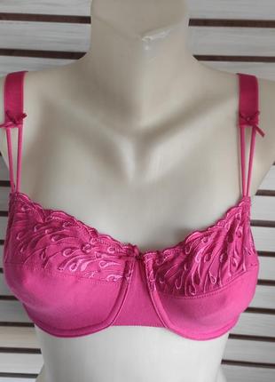 Бюстгальтер яскраво малинового кольору.