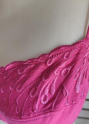 Бюстгальтер яскраво малинового кольору.