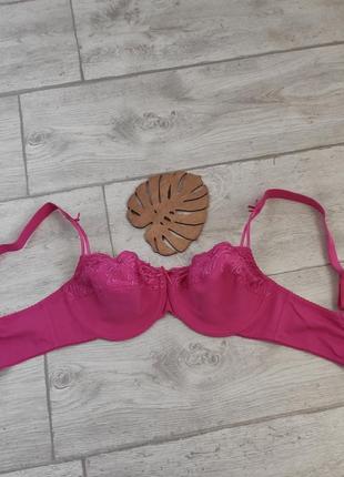 Бюстгальтер яскраво малинового кольору.