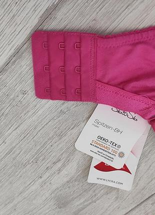 Бюстгальтер яскраво малинового кольору.