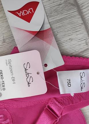 Бюстгальтер яскраво малинового кольору.