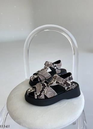 Босоножки кожаные