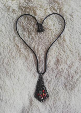 Кулон с камушками