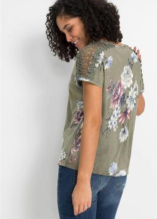 Женская футболка зеленого цвета с цветочным рисунком