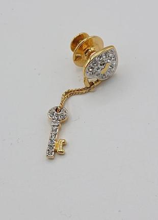 Одиночная сережка pin значек сердечко з ключиком6 фото