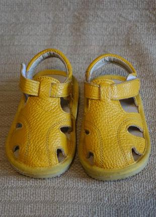 Чудові відкриті жовті шкіряні босоніжки ppwz голландська 19 р.(13 см.)