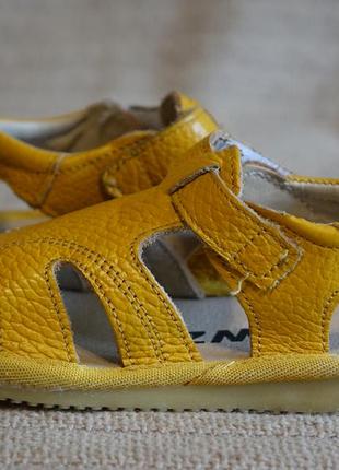 Чудові відкриті жовті шкіряні босоніжки ppwz голландська 19 р.(13 см.)