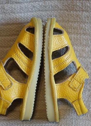 Чудові відкриті жовті шкіряні босоніжки ppwz голландська 19 р.(13 см.)