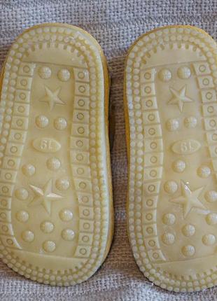 Чудові відкриті жовті шкіряні босоніжки ppwz голландська 19 р.(13 см.)