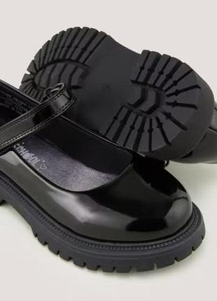 Красивые стильные лаковые туфли для девочки от matalan великобритания2 фото