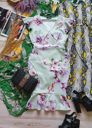Мятное цветочное летнее платье приталеное с рюшами