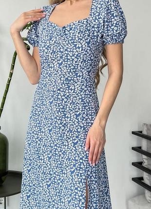 Синее принтованное платье с разрезом4 фото