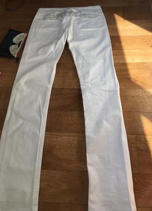 Шикарные белые джинсы италия. джинсы angeldevil. штаны с вышивкой9 фото