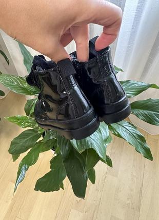 Чорні лакові ботинки hm 20/21 для дівчинки чоботи черевики для хлопчика взуття чобітки1 фото