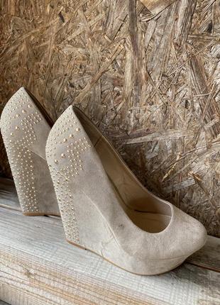 Туфлі на підборах